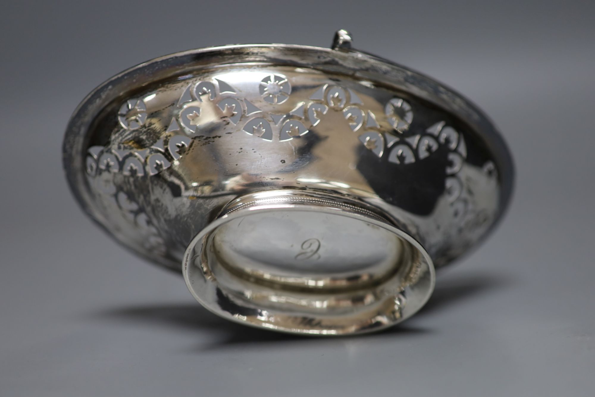 A George III pierced oval silver bon bon basket, London 1807, maker John Eames, 16.1cm, 4.5oz.
